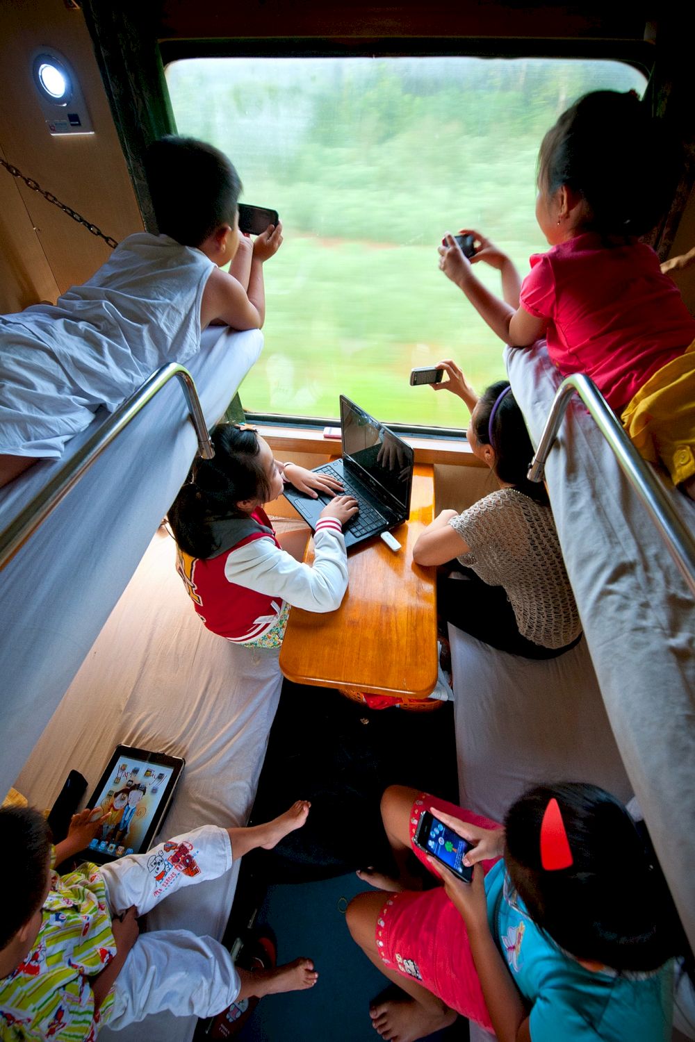 The overnight train in Vietnam provides a comfortable bed, genuine cultural interaction, and spectacular scenery (Source: Fanpage of Vietnam Railway)